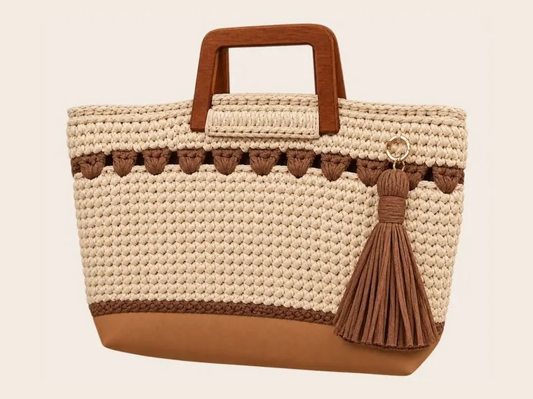 Bolso de crochet crema con asas de madera y borla de cuero