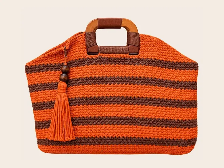 Bolso de crochet a rayas naranjas con asas de madera