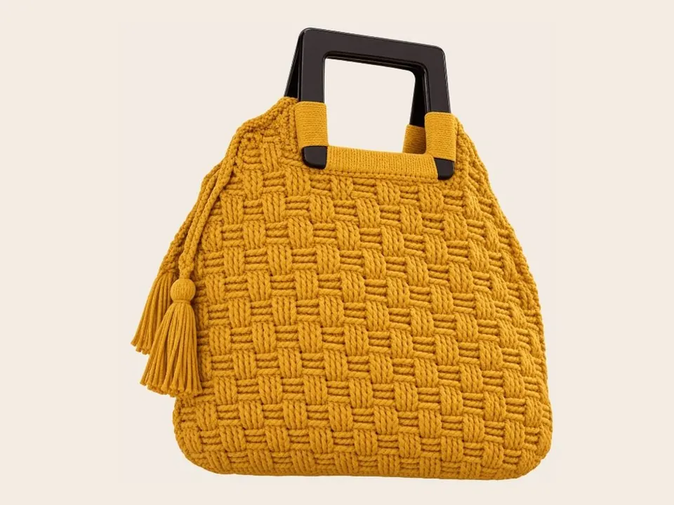 Bolso de crochet mostaza con asas de madera y borla